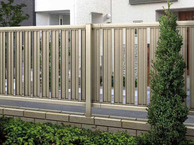 ↑ルシアス フェンス F03型 たて半目隠し〈家屋側 T80 H2 W7(自由柱施工_部分_XFXX0629