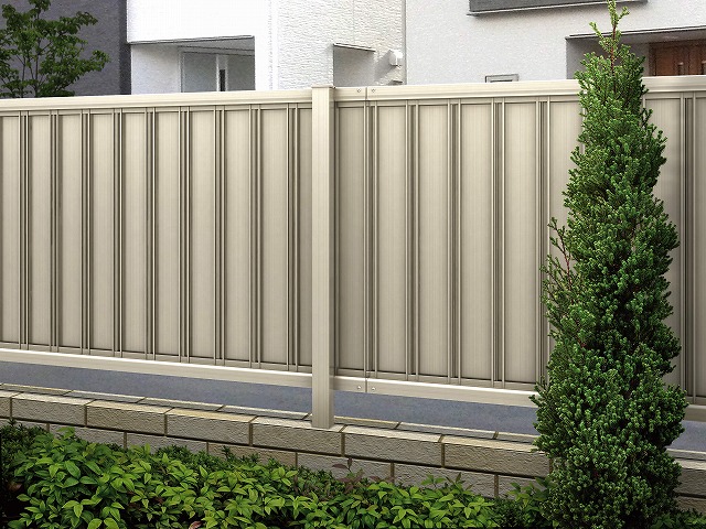 ↑ルシアス フェンス F01型 たて目隠し〈家屋側 T80 H2 YF(自由柱施工_部分_XFH20454