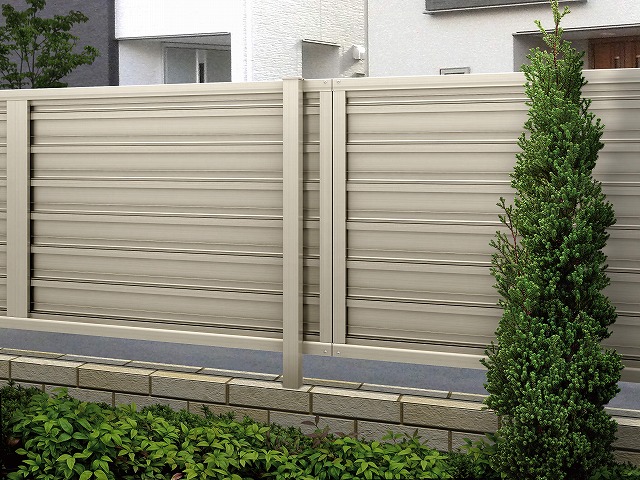 ↑ルシアス フェンス F02型 横目隠し〈家屋側 T80 H2 YF(自由柱施工_部分_XFH20452