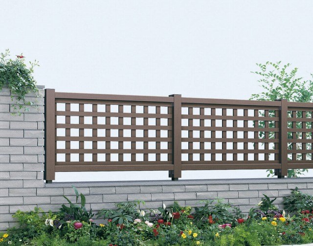 ↑ガーデン倶楽部 リウッド シリーズ リウッド フェンス1型 井桁格子 T80 FF_FFレッドブラウン_XFFF0290