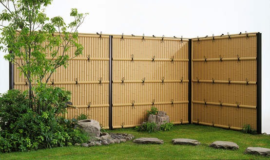 ↑竹垣風フェンス麗シリーズ 建仁寺垣〈両面タイプ T180 間仕切柱施工 BT B7〈家屋側_1980_X14408